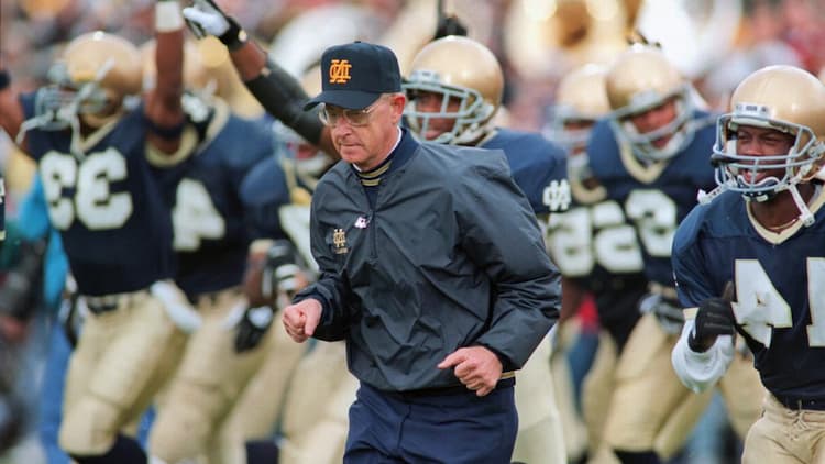 Lou Holtz’s La mort ? Tout sur la légende du coaching de Notre Dame 2026